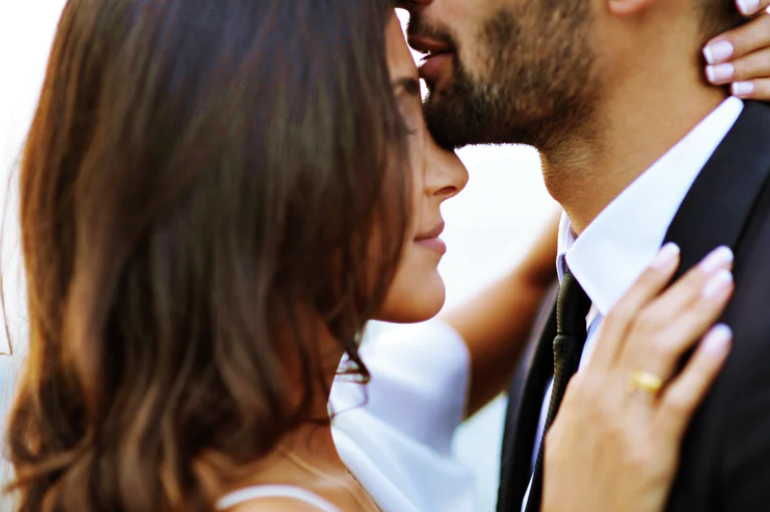 woman-man-kissing