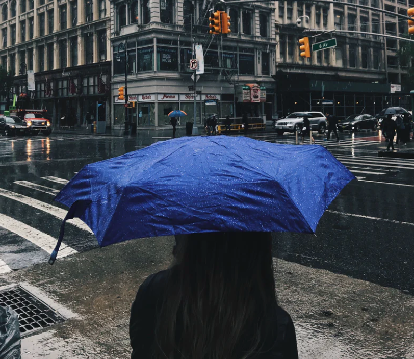 street-woman-umbrella
